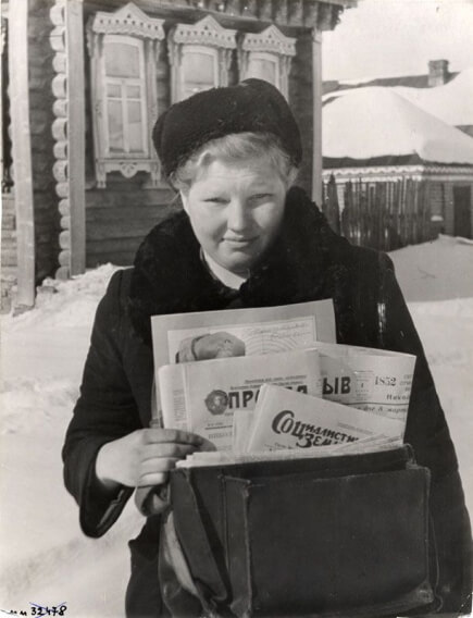 Почтальон колхоза имени Коминтерна в селе Борис-Глеб. 1952