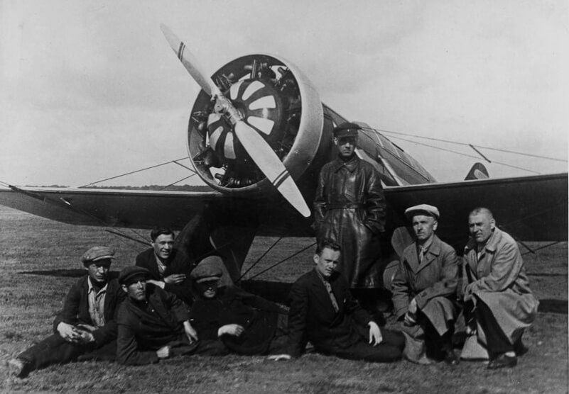 Конструктор А. С. Яковлев у скоростного почтового самолёта «АИР-7». 1932