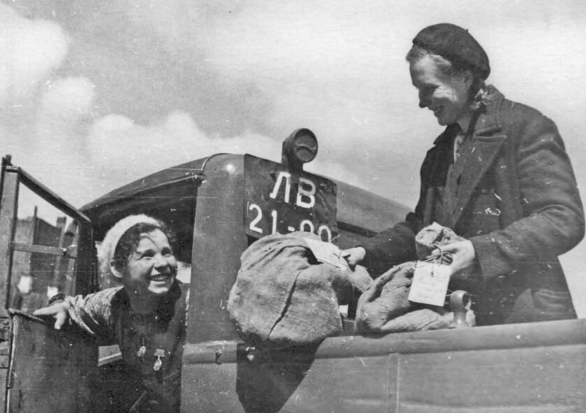 Второй год бесперебойно доставляют почту по тракту Ленинград — Колпино шофер М. С. Николаева и сопровождающая почту О. В. Завьялова. На снимке: М. С. Николаева, награжденная медалью «За боевые заслуги» и О. В. Завьялова. 28 мая 1943 г. Фотография